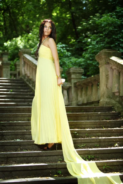 Mladá krásná žena na schodech — Stock fotografie