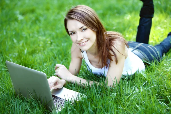 Student met laptop buiten Stockfoto