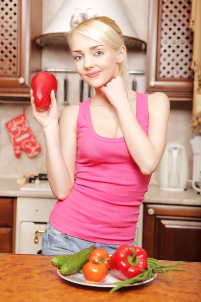 Jovem mulher na cozinha — Fotografia de Stock