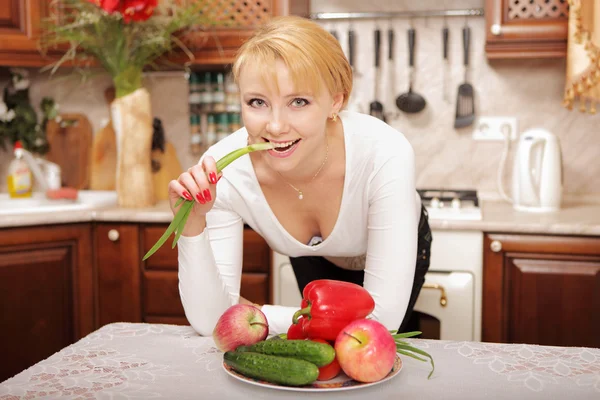 Jeune femme dans la cuisine — Photo