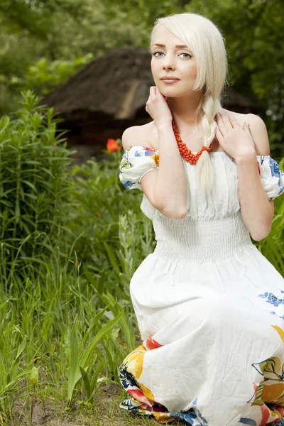 정원에서 젊은 시골 여자 — 스톡 사진