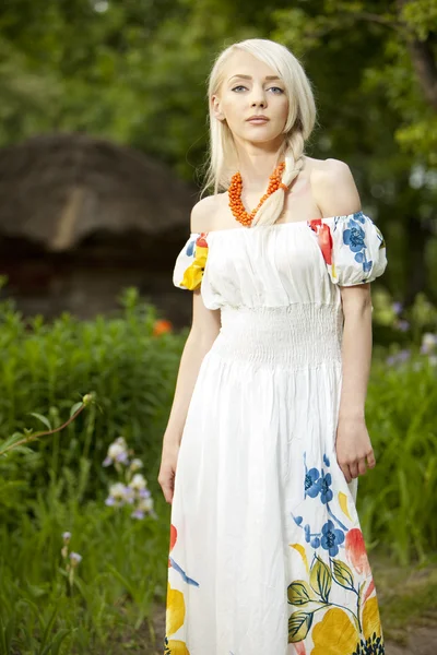 Jovem mulher rural no jardim — Fotografia de Stock