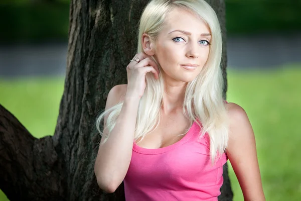 Porträtt av en vacker ung blond kvinna — Stockfoto