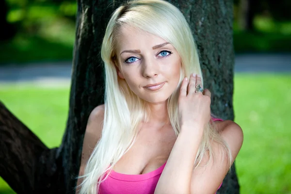 Porträtt av en vacker ung blond kvinna — Stockfoto