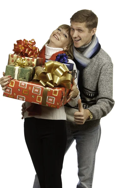 Człowiek dając prezent dla kobiety — Zdjęcie stockowe
