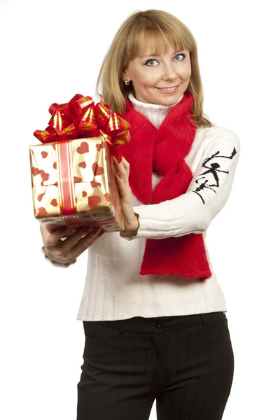 Kobieta trzyma dawanie prezent — Zdjęcie stockowe