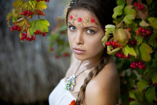 Krásné puzzle ukrajinská dívka v kroji venku — Stock fotografie