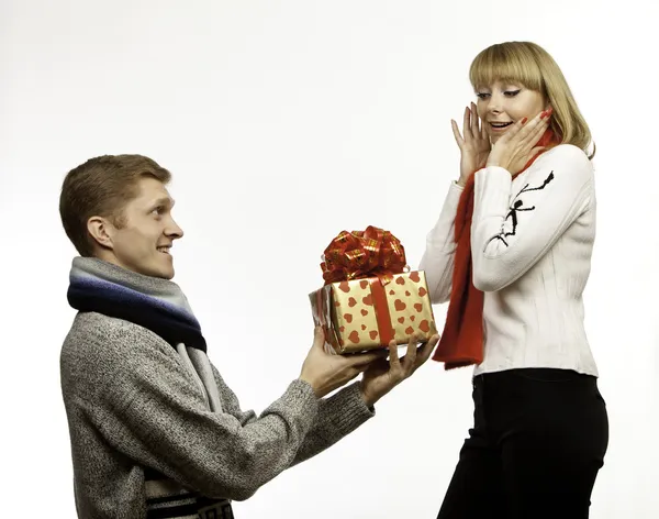 Uomo che dà un regalo alla donna — Foto Stock