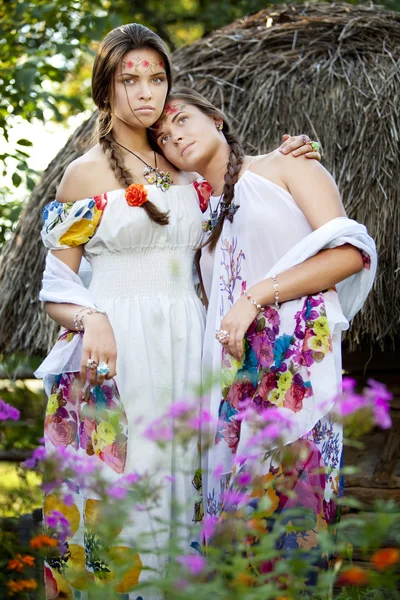 Two beautiful rural women outdoors — Stock Photo, Image