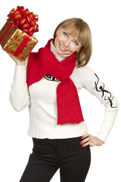 Kobieta trzyma dawanie prezent — Zdjęcie stockowe
