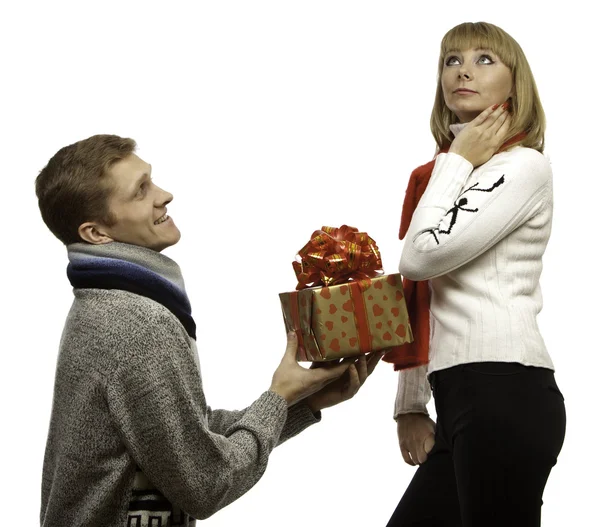 Joven hombre dando un regalo a hermosa joven mujer — Foto de Stock