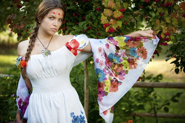 Beautifu Oekraïense meisje in klederdracht buitenshuis — Stockfoto