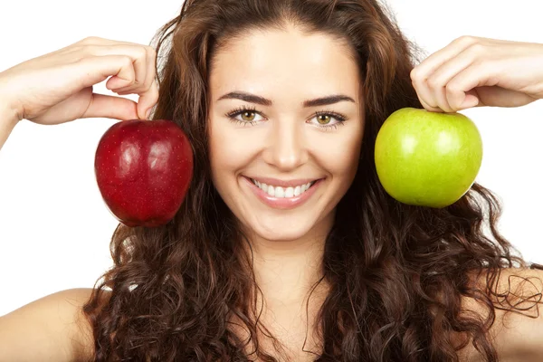 Mooie brunette bedrijf appels — Stockfoto