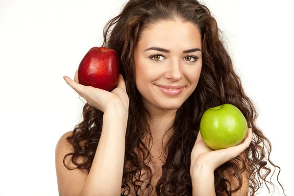 Mooie brunette bedrijf appels — Stockfoto