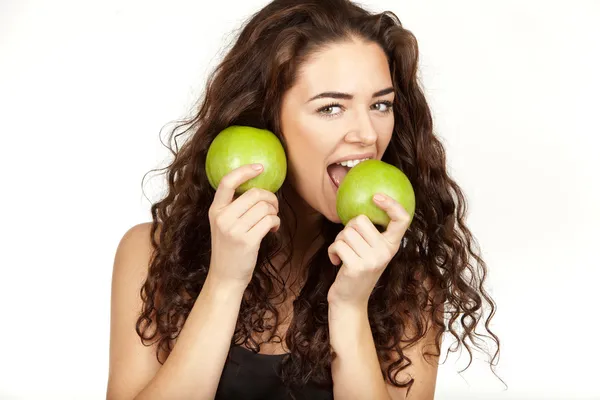 Linda morena comendo maçã — Fotografia de Stock