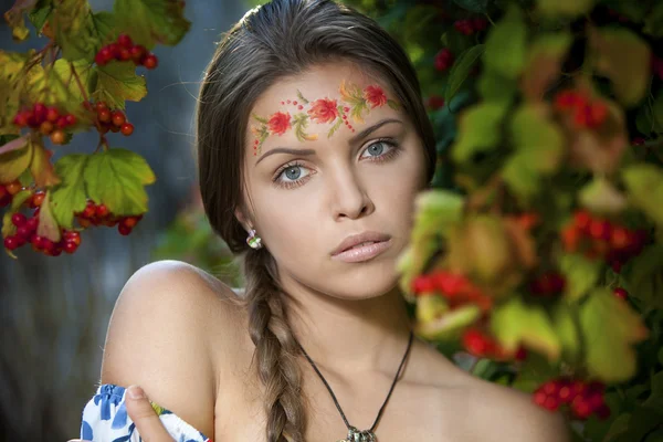 Bellissima ragazza ucraina in abito tradizionale all'aperto — Foto Stock