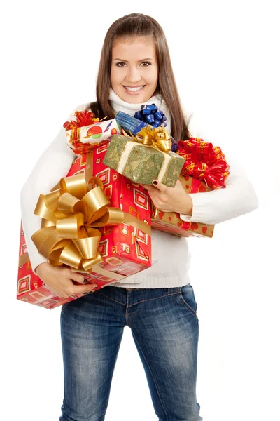 Giovane ragazza bruna in possesso di regali — Foto Stock