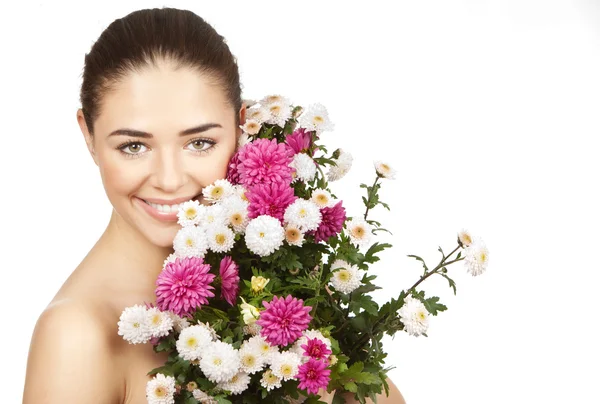 Mulher morena segurando buquê de flores — Fotografia de Stock