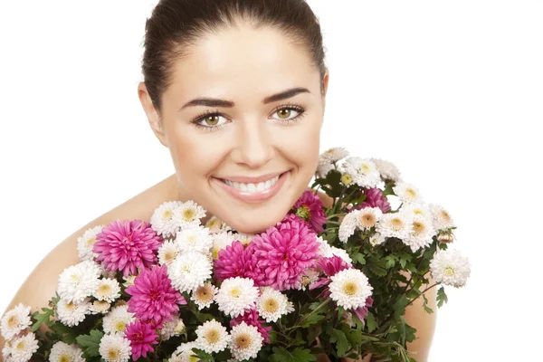 Mulher morena segurando buquê de flores — Fotografia de Stock