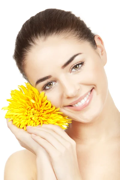 Schöne brünette Frau mit gelben Blume — Stockfoto