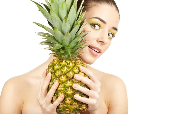 Schoonheid. jonge mooie vrouw bedrijf ananas — Stockfoto