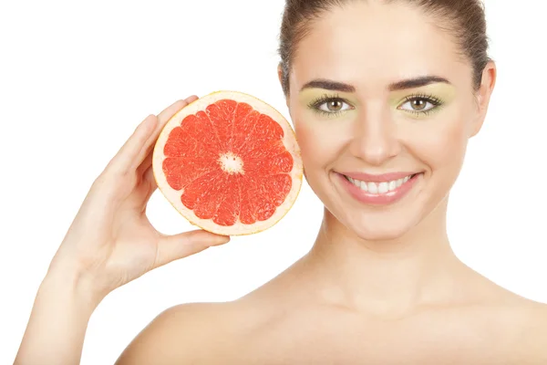 Красота. Молодая красивая женщина держит грейпфрут — стоковое фото