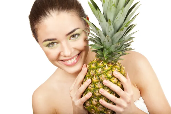 Jonge mooie vrouw bedrijf ananas — Stockfoto