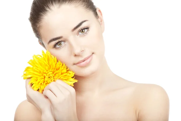 Schöne brünette Frau mit gelben Blume — Stockfoto