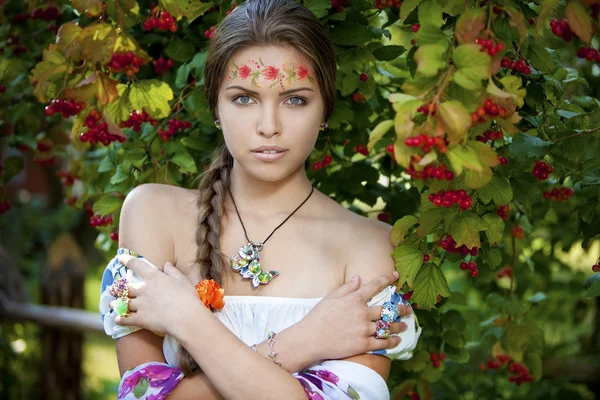 Beautifu ukrainian girl in traditional dress — Stock Photo, Image