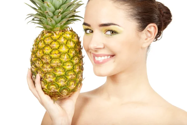 Schoonheid. jonge mooie vrouw bedrijf ananas — Stockfoto
