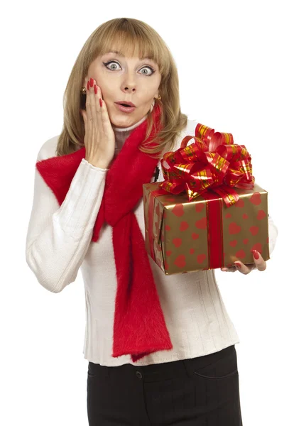 Mujer sosteniendo dando un regalo —  Fotos de Stock