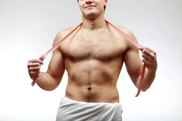 Junger, muskulöser Mann ohne Hemd — Stockfoto