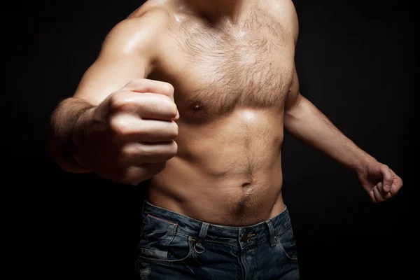 Jovem sem camisa muscular homem — Fotografia de Stock