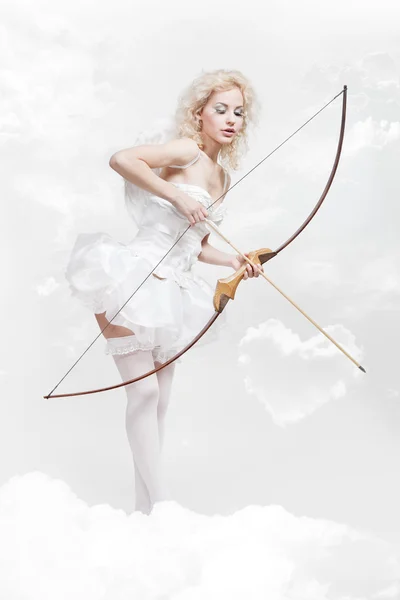 Молода блондинка в костюмі ангела — стокове фото