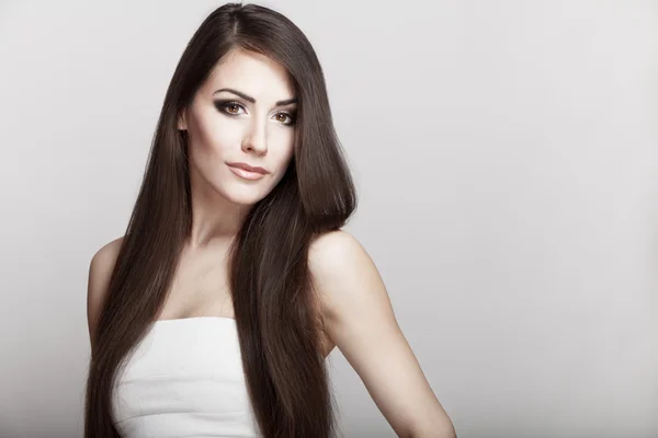 Bella giovane donna bruna con i capelli lunghi — Foto Stock