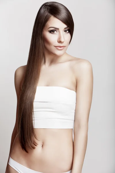 Vacker ung brunett kvinna med långt hår — Stockfoto