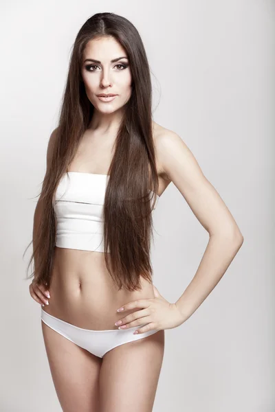 長い髪と美しい若いブルネットの女性 — ストック写真