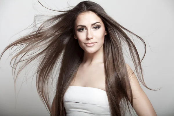 Schöne junge brünette Frau mit langen Haaren — Stockfoto