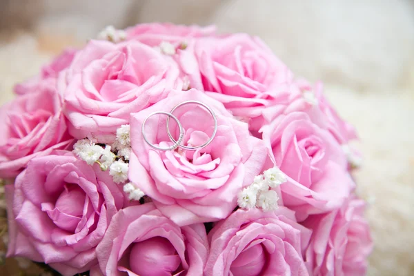 Two wedding rings on bridal bouquet — Stock Photo, Image