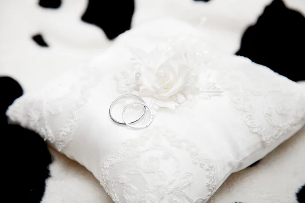 Dois anéis de casamento em um travesseiro close-up — Fotografia de Stock