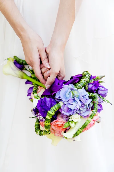 Mariée tenant bouquet nuptial . — Photo