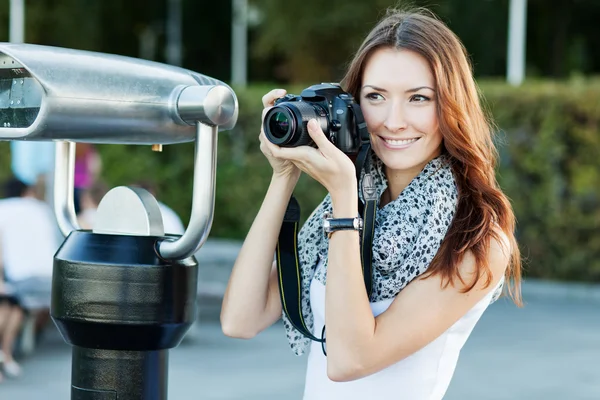 Young woman tourist photographing — Stock Photo, Image