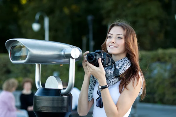 Jeune femme touriste debout près du télescope — Photo