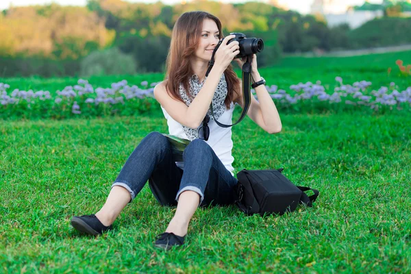 Young woman tourist photographing — Stock Photo, Image