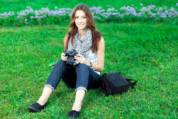 Young woman tourist resting on the grass — Stock Photo, Image