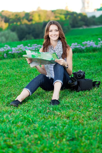 Genç kadın turist harita üzerinde seyir — Stok fotoğraf