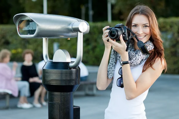 Jeune femme touriste debout près du télescope — Photo