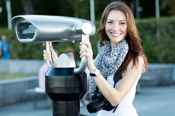 Young woman tourist standing near by the telescope — Stock Photo, Image
