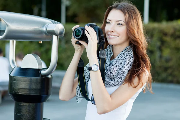 Jeune femme touriste debout près du télescope — Photo