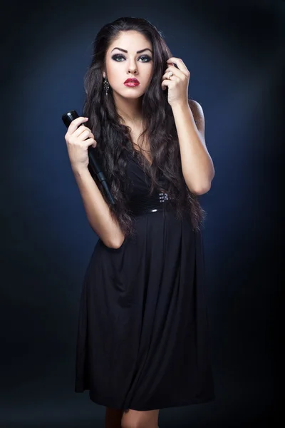 Krásná mladá žena zpěvačka — Stock fotografie